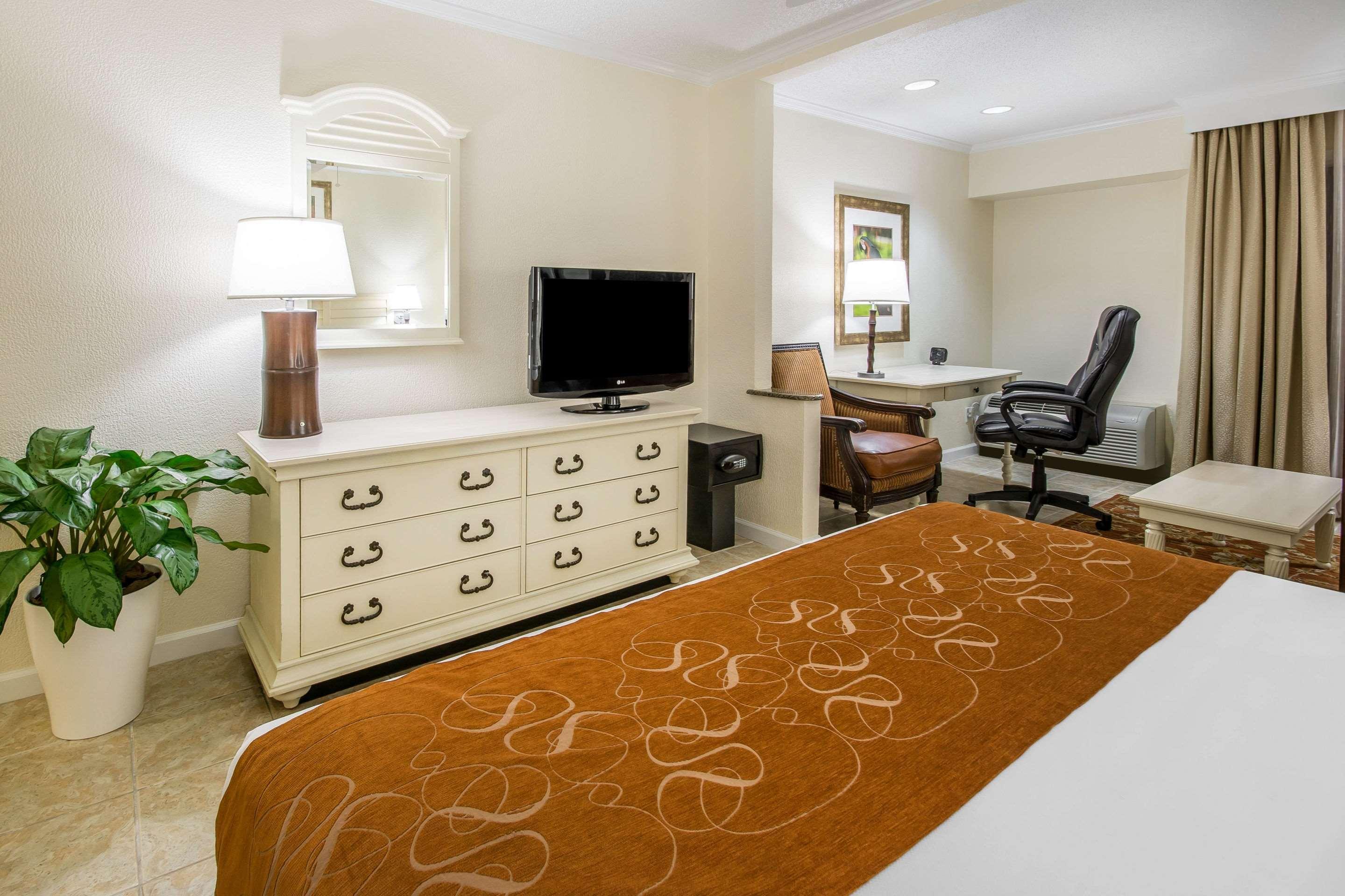 Comfort Suites Paradise Island Creek Village Εξωτερικό φωτογραφία